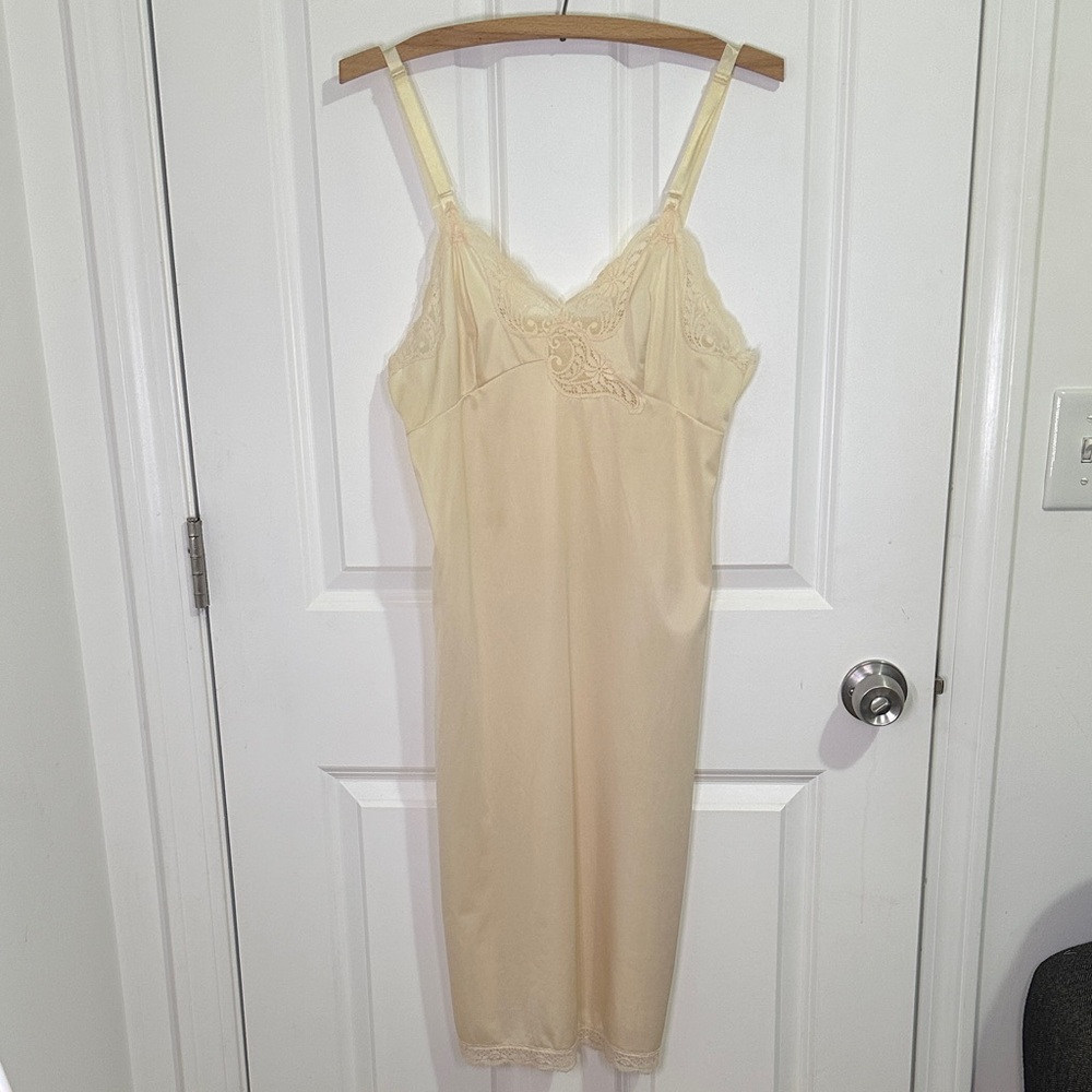 Vintage Komar Lace-Trimmed Full Slip | Cream/Champagne | Size 34 Average